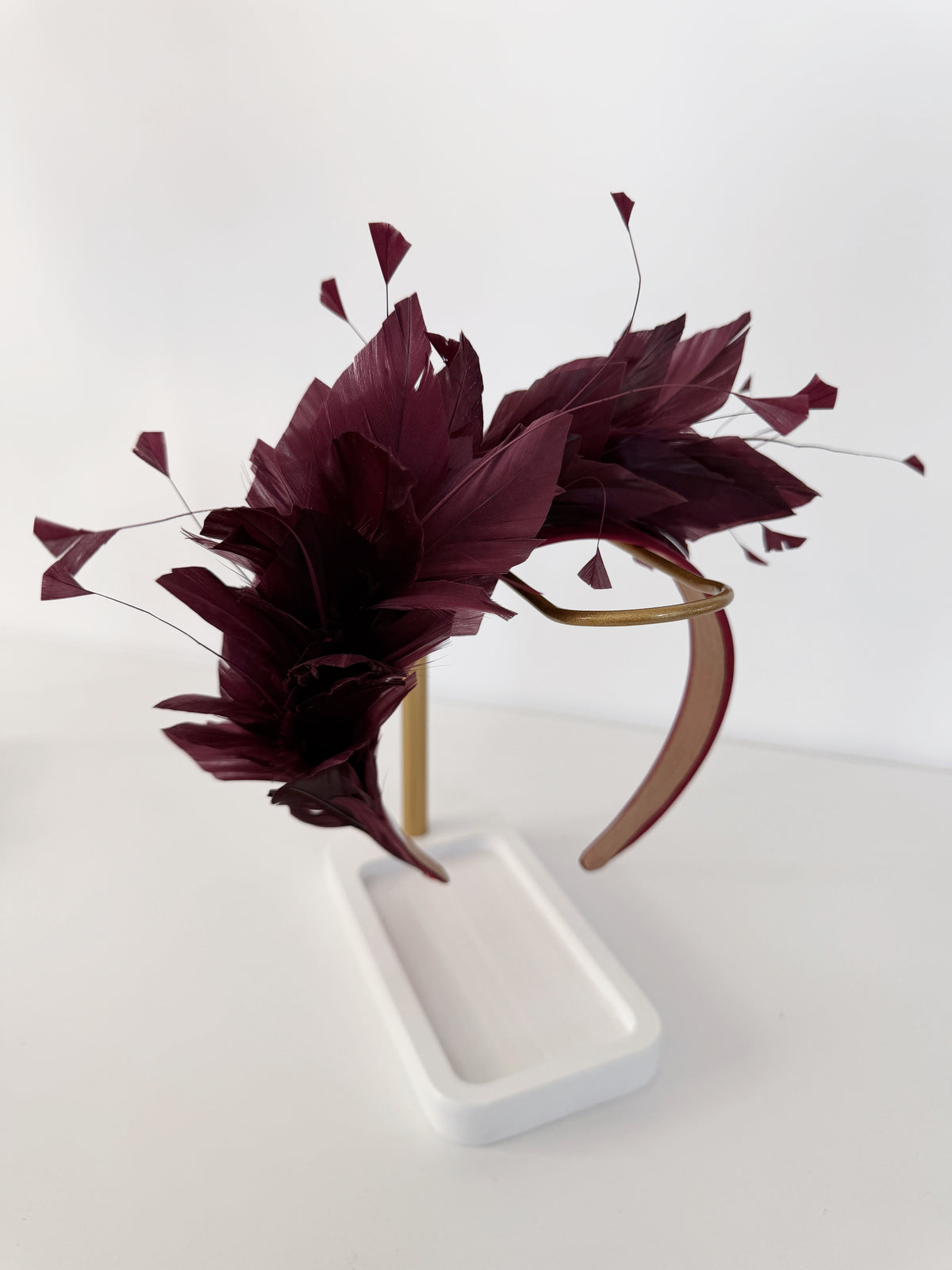 Headband with feathers in wine