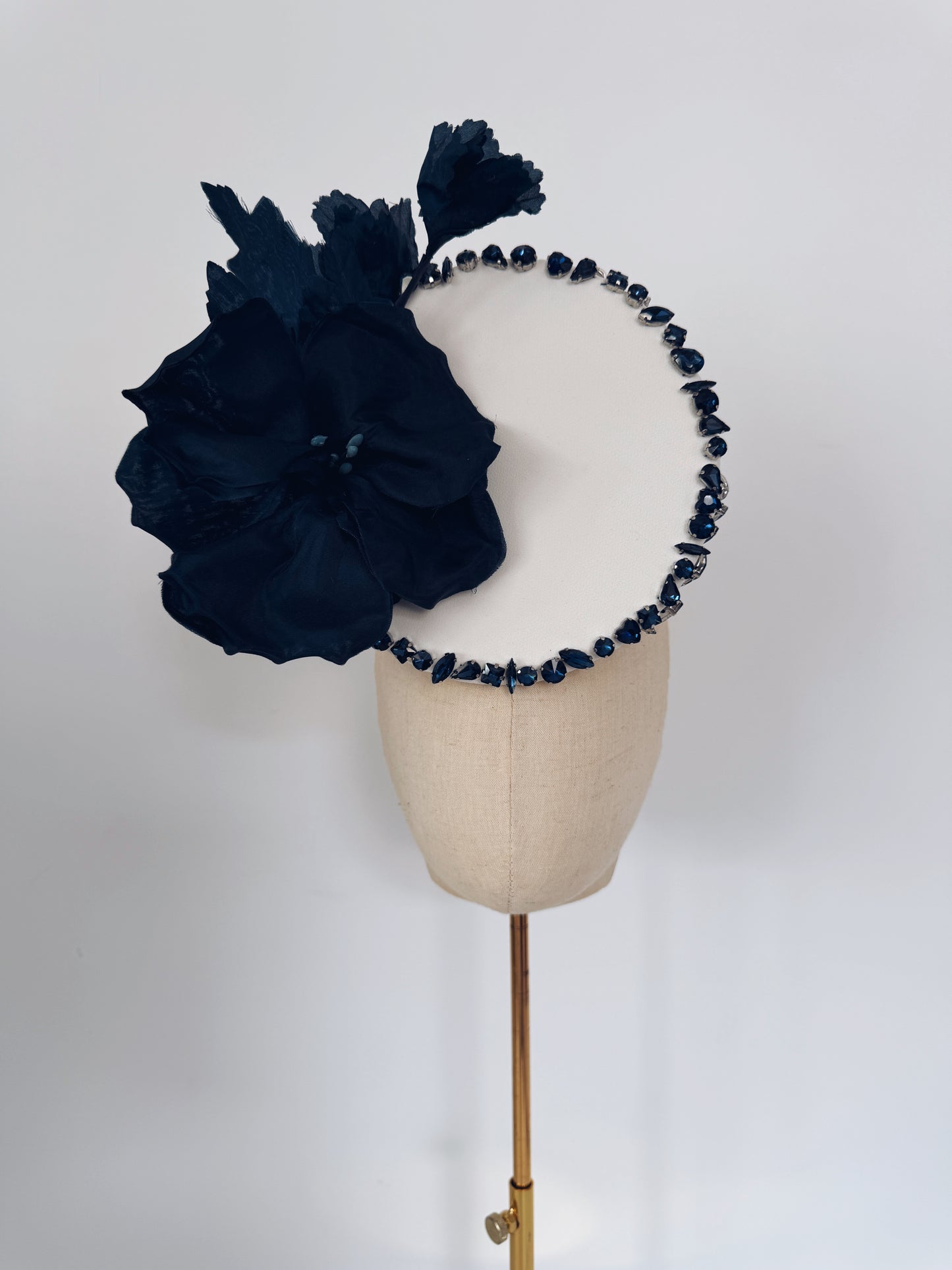 Headpiece in Off-White and Navy