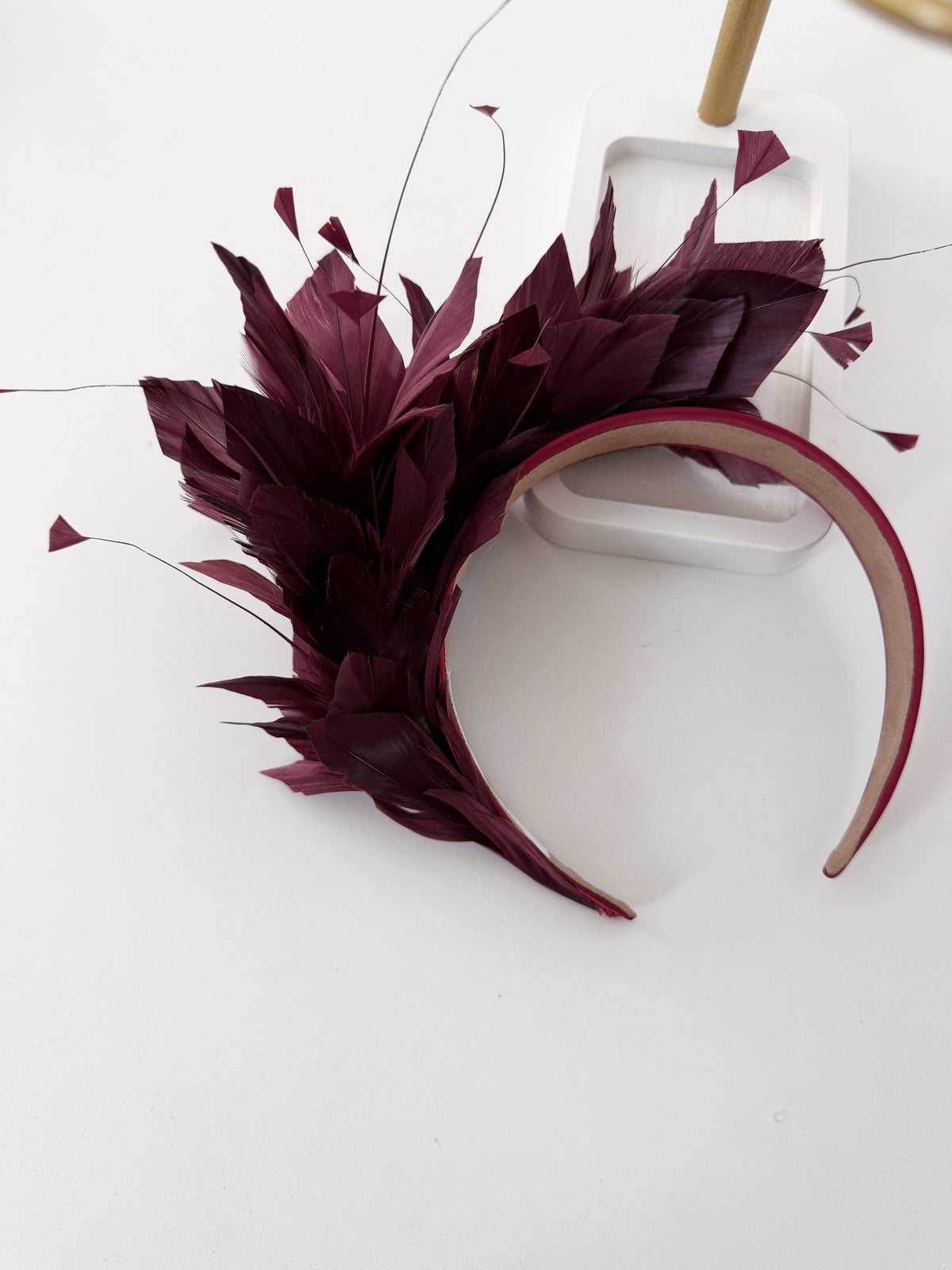 Headband with feathers in wine